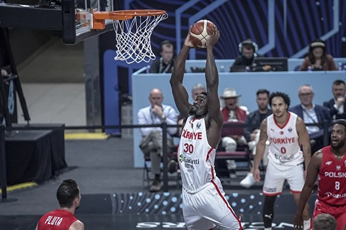 68 YIL SONRA BİR İLK<br><br>A Milli Basketbol Takımı, EuroBasket 2025’te üst üste 7. galibiyetini elde ederek büyük bir başarıya imza attı. Milli takım, en son 1957’de arka arkaya 7 maç kazanmış ve o turnuvayı 9. sırada tamamlamıştı. Tam 68 yıl sonra bu başarı tekrarlanırken, Türkiye basketbol tarihine yeni bir altın sayfa eklendi.