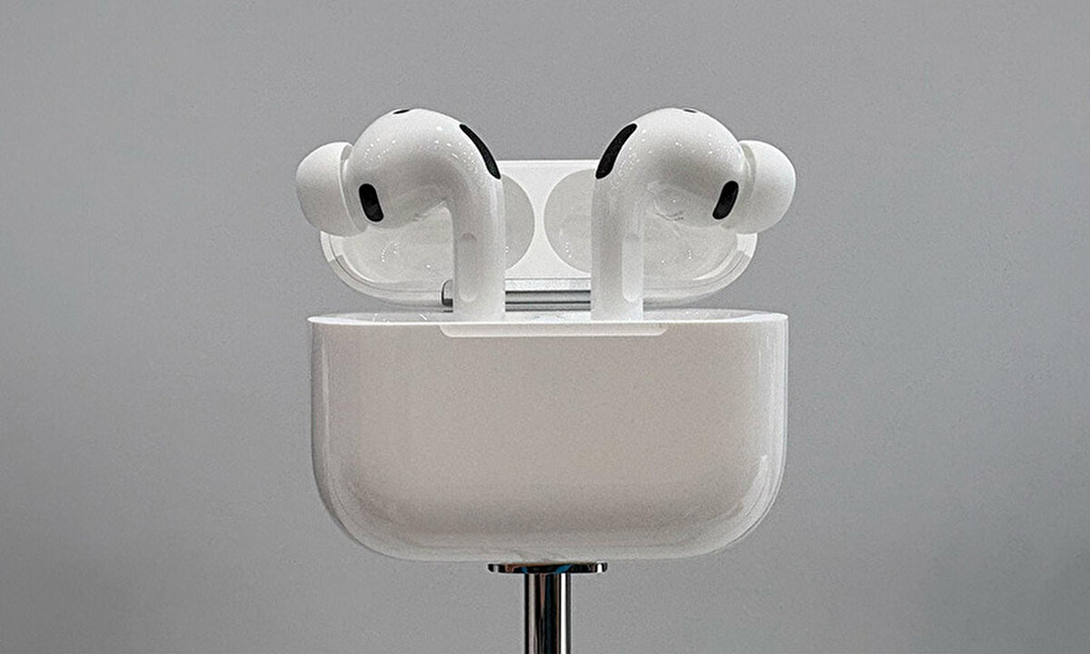 Sağlık tarafında ise Apple, AirPods Pro 3’e kalp atış hızı ölçümü özelliğini ekledi. Apple Watch ile entegre çalışan bu sistem, daha kapsamlı bir sağlık deneyimi sunuyor.