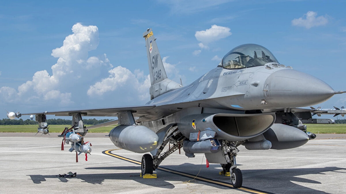 3. Hava Gücü: Uçak & Helikopter<br><br>İSRAİL<br><br>Savaş uçakları: 339 (309 savaş/jet)—içinde F-16: 196, F-15: 83, F-35: 30 adet <br><br><br>Helikopterler: 142 (içinde 43 Apache taarruz helikopteri)<br><br>Katar<br><br>Fighter uçaklar: 102<br><br>Taarruz uçakları: 6<br><br>Nakliye uçakları: 12<br><br>Eğitim uçakları: 51<br><br>Helikopterler: 80<br><br>Taarruz helikopterleri: 24<br>