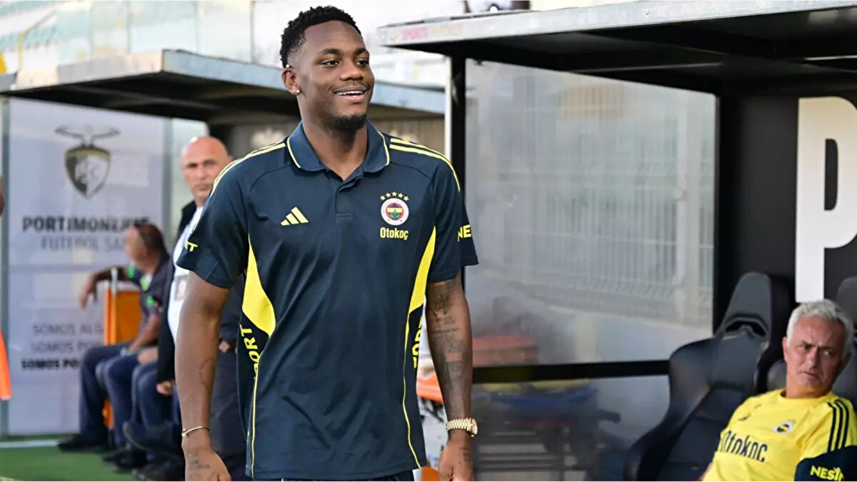 Fenerbahçe'nin büyük umutlarla transfer ettiği Jhon Duran, UEFA Şampiyonlar Ligi play-off turunda, SL Benfica'ya karşı oynanan müsabakada sakatlanmıştı.