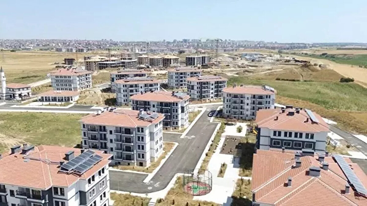 TOKİ sosyal konut projesinde son durum<br><br>Şu an için TOKİ 250 bin sosyal konut başvuru şartları ve kesin başvuru tarihleri açıklanmadı. Ancak ihalelerin tamamlanmasının ardından gözler Cumhurbaşkanı Erdoğan’ın duyuracağı takvime çevrildi. Proje, İstanbul’dan İzmir’e, Ankara’dan Antalya’ya kadar 81 ilde vatandaşlara uygun ödeme planlarıyla ev sahibi olma imkânı sunacak.