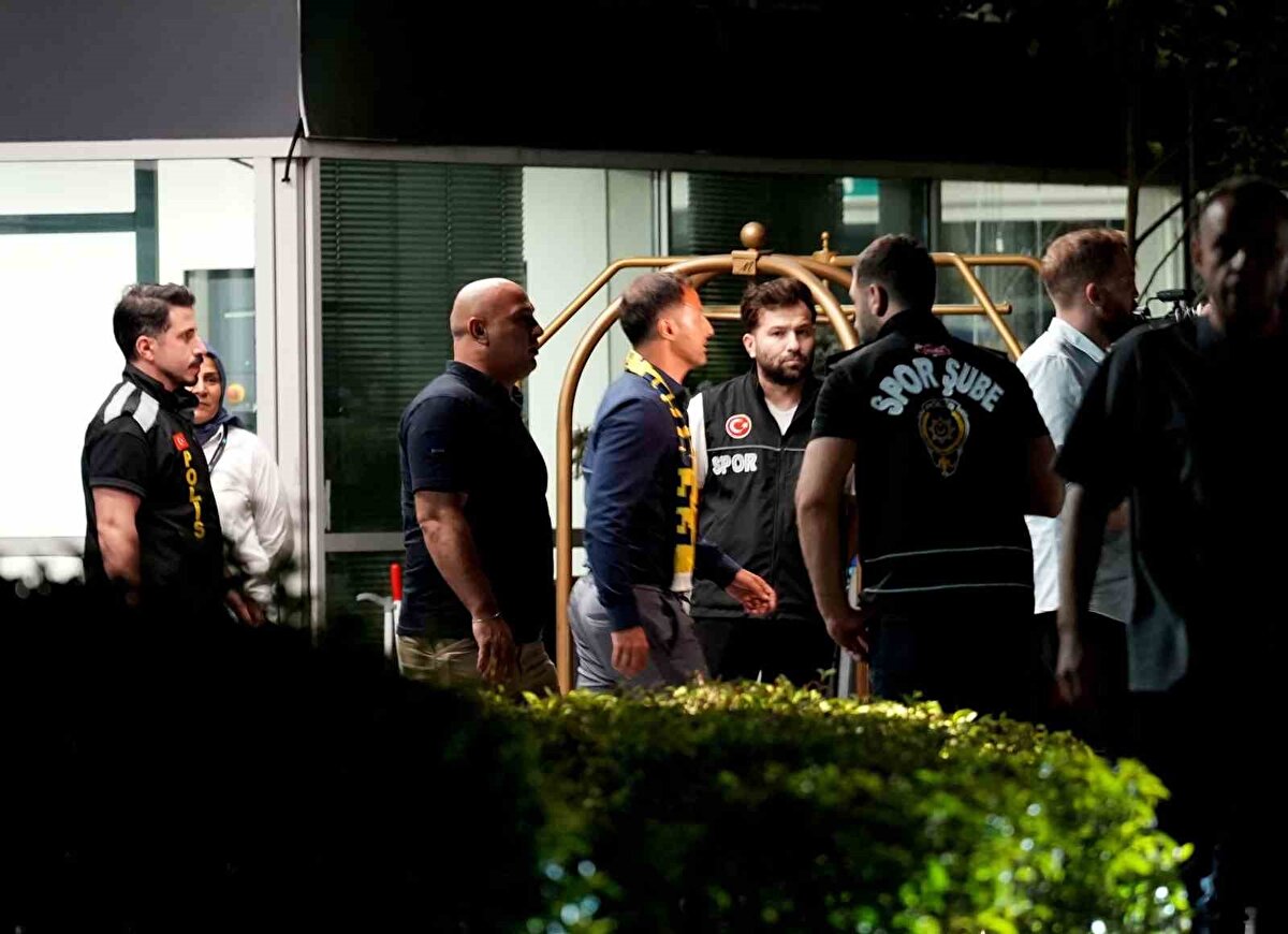 Sarı-lacivertli yönetim, Alman hocayı dün akşam saatlerinde İstanbul'a getirdi. Tedesco, Süper Lig'de bu hafta oynanacak olan Trabzonspor maçında takımın başında olacak.