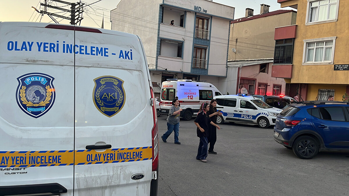 Olay yerinde yapılan incelemede, anne- kızın vücutlarında kesici alet yaraları olduğu tespit edildi. Anne ve kızının cansız bedeni, otopsi için morga kaldırıldı.