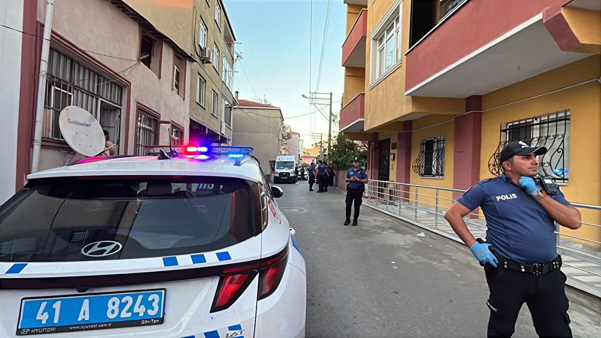 İhbar üzerine adrese itfaiye, sağlık ve polis ekipleri sevk edildi. Kapının açılmaması üzerine itfaiye ekipleri, merdiven aracıyla pencereden daireye girdi.