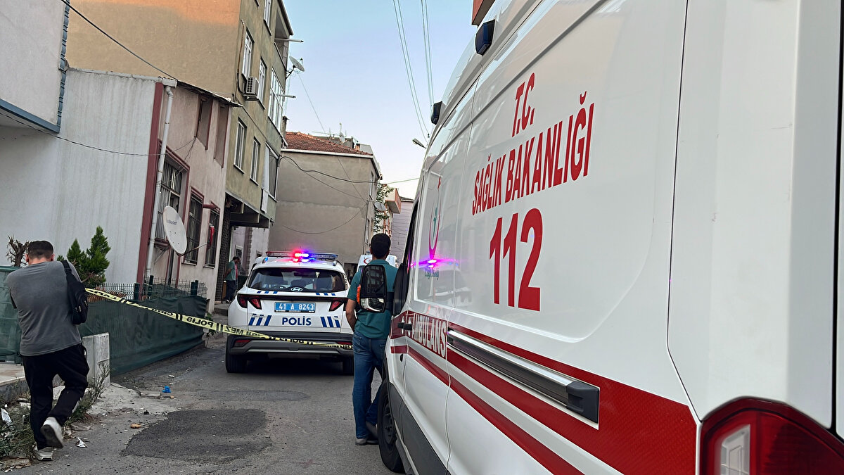 Beylikbağı Mahallesi 302. Sokak’ta saat 17.00 sıralarında olay meydana geldi. Apartmanda ikamet eden kişiler, 3’üncü kattan gelen kötü koku üzerine 112 Acil Çağrı Merkezi’ne ulaştı.