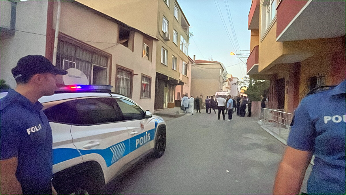 Anne ve kızının cansız bedenleri, olay yerindeki incelemelerin ardından otopsi için Adli Tıp Kurumu’na gönderilecek.