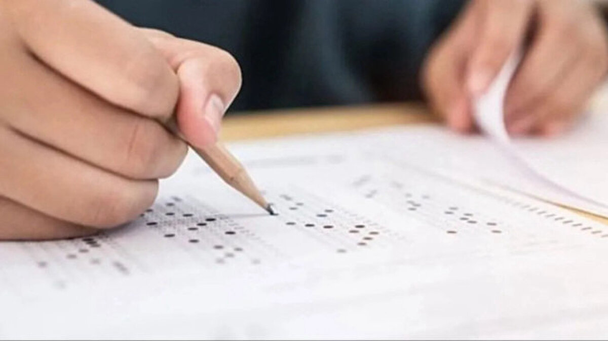 DGS ek tercih kimler yapabilir?<br><br>2025-DGS ek tercih hakkı yalnızca aşağıdaki adaylara tanınmıştır:<br><br>2025-DGS’ye girmiş ve herhangi bir yükseköğretim programına yerleşmemiş olan adaylar.<br><br>2025-DGS merkezî yerleştirme ile bir programa yerleşmiş olan adaylar ek tercih yapamaz.