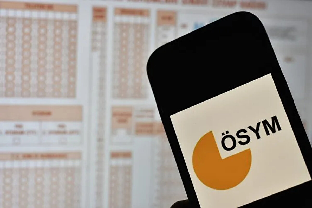 DGS ek tercih nasıl yapılır?<br><br>Ek tercih işlemleri internet üzerinden yapılacak. Adaylar T.C. kimlik numaraları ve şifreleri ile ÖSYM’nin elektronik tercih sistemine giriş yapacak ve tercihlerini oluşturacak. DGS ek tercih başvurusunda dikkat edilmesi gereken noktalar:<br><br>Tercihlerin doğru ve eksiksiz yapılması,<br><br>Tablo-1 ve Tablo-2 uyumuna dikkat edilmesi,<br><br>En fazla 30 tercih hakkının aşılmaması,<br><br>Taban puan şartının ek yerleştirmede geçerli olmadığını bilmek.