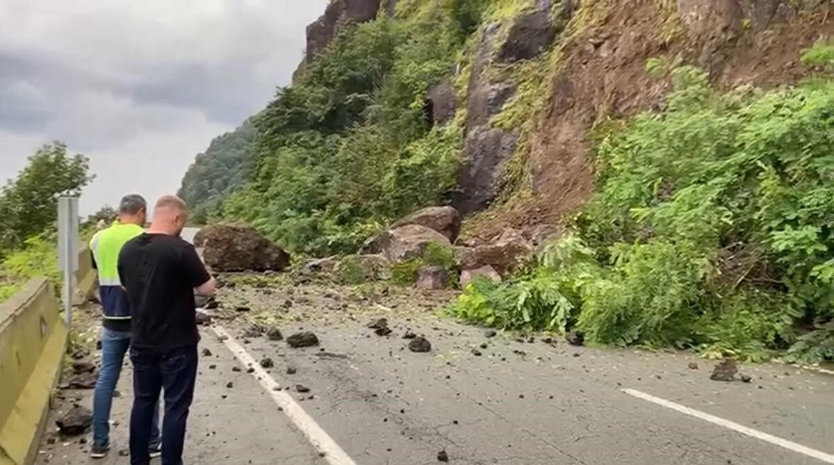 Bölgede bir süredir etkili olan yağışlar dünden bu yana Hopa, Arhavi ve Kemalpaşa ilçelerinde çok sayıda heyelana neden olurken, son olarak bu sabah Hopa ile Kemalpaşa ilçeleri arasındaki Kopmuş mevkiinde yamaçtan kopan toprak ve kaya parçaları karayoluna düştü.