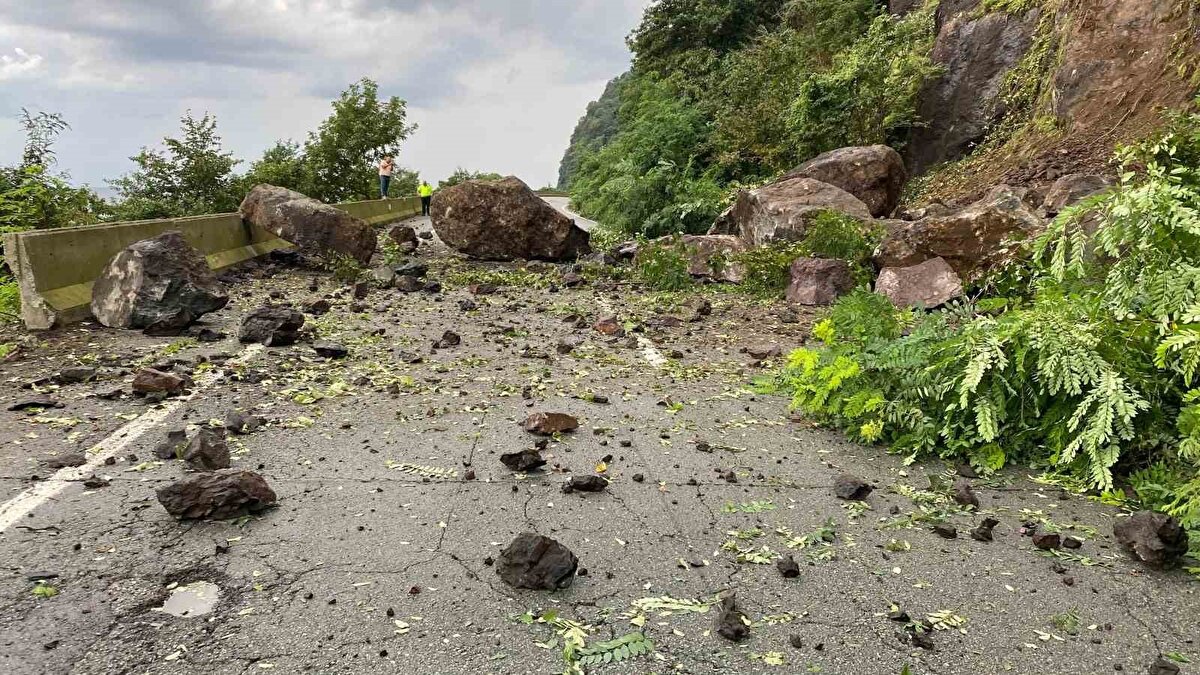Heyelan nedeniyle Karadeniz Sahil Yolu çift yönlü olarak ulaşıma kapandı. İhbar üzerine bölgeye Karayolları, AFAD ve jandarma ekipleri sevk edildi. Ekipler, iş makineleriyle yolu yeniden trafiğe açmak için çalışma başlattı. 