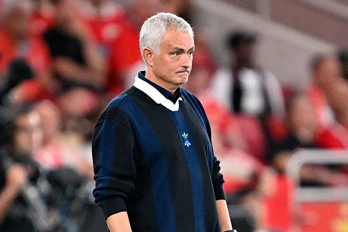 Fenerbahçe ile yollarını ayıran teknik direktör Jose Mourinho'nun yeni takımının hangisi olacağı merakla bekleniyor.<br><br>