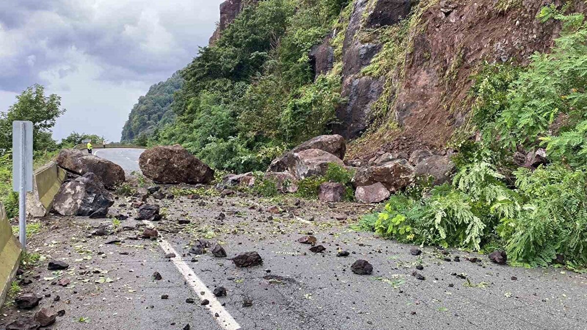 Olayda can kaybı ya da yaralanan olmazken, heyelanın meydana geldiği sırada yolda araç bulunmaması olası bir facianın önüne geçti.
