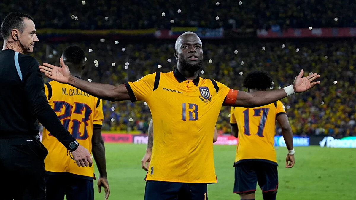 Fenerbahçe'nin eski golcüsü Enner Valencia, 45+13. dakikada penaltıdan kaydettiği golle takımını 1-0 öne geçirdi. İkinci yarıda birçok pozisyon olmasına rağmen gol sesi çıkmadı ve Ekvador, Messi'nin olmadığı maçı 1-0 kazandı.