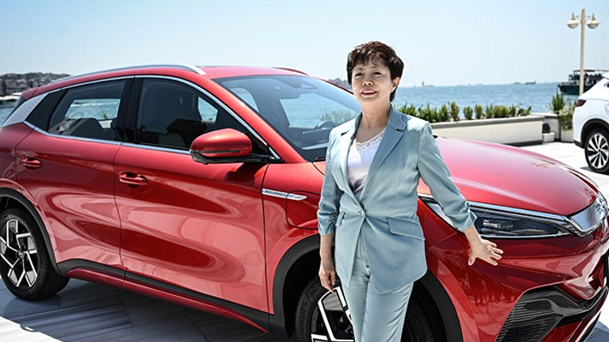 Türkiye’ye fabrika kurma kararı alan Çinli otomotiv üreticisi BYD, Manisa’da fabrika açacağını duyurmuştu. Ancak aradan geçen iki yılda duyurulan arazide herhangi inşaat çalışmasının başlamaması akıllara soru işaretini getirdi. 