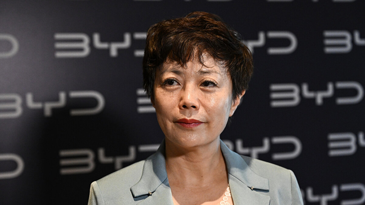 “2026’da üretime başlıyoruz”<br><br>BYD’nin iki numaralı yöneticisi Li, mümkün olan en kısa sürede inşaata başlamayı planladıklarını belirterek, fabrikanın ilk fazında pil paket montajının Türkiye’de yapılacağını açıkladı.