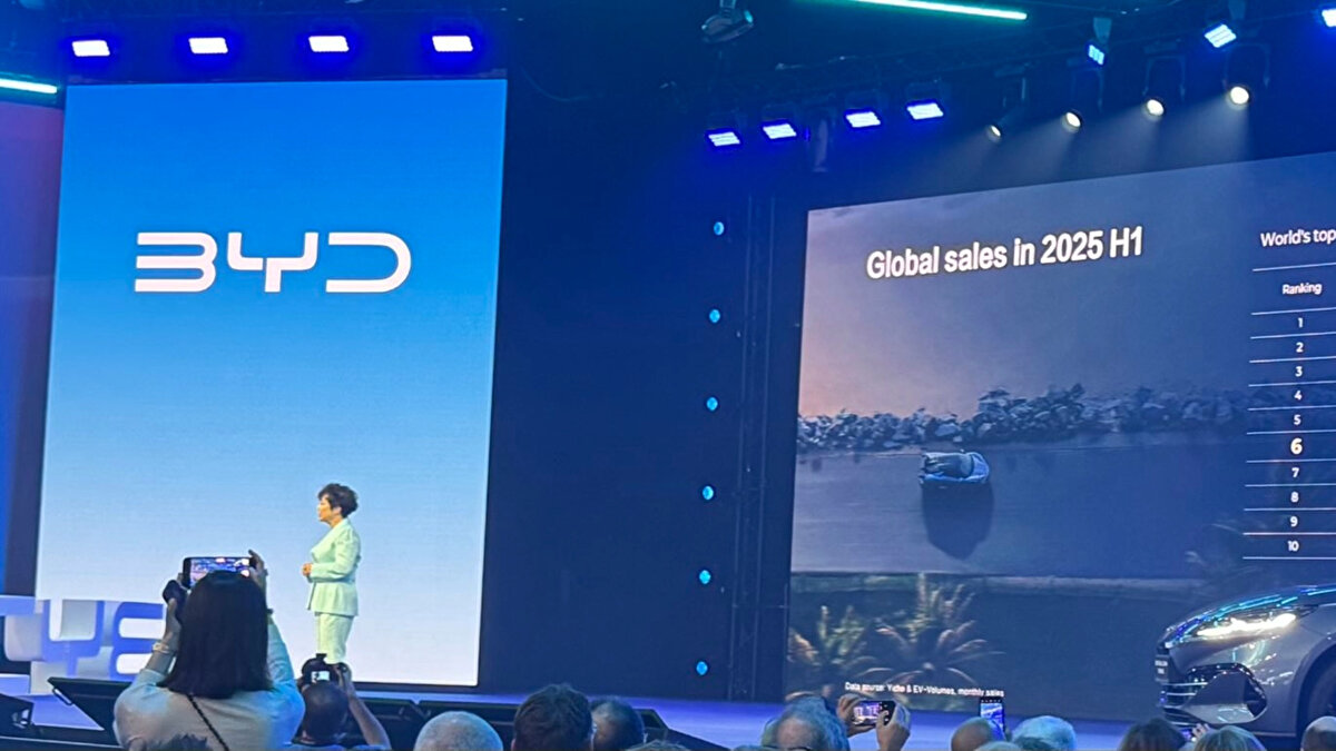 Son aylarda arazideki hareketlilik dikkat çekerken, beklenen açıklama Münih Otomobil Fuarı’nda geldi. BYD’nin iki numaralı yöneticisi ve İcra Kurulu Başkan Yardımcısı Stella Li, yatırım planlarına ilişkin net mesajlar verdi.