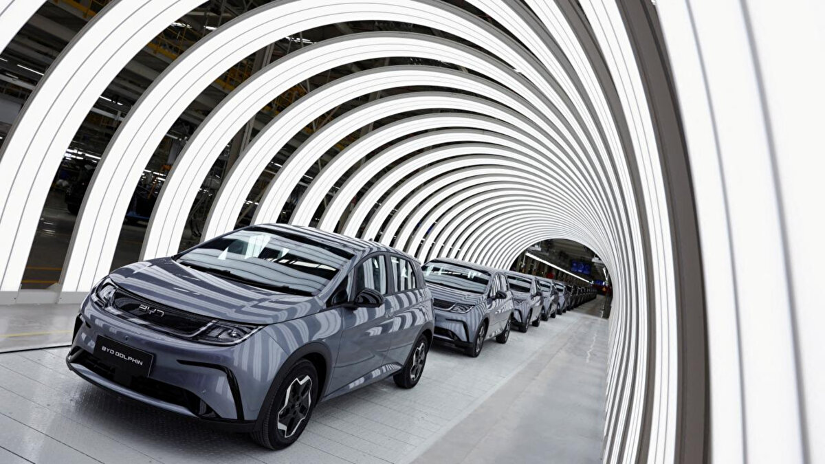 Lüks marka Avrupa’ya geliyor<br><br>BYD yöneticisi Li ayrıca, şirketin lüks markası Yangwang’ın 2027’de Avrupa pazarına gireceğini duyurdu. Avrupa talebini karşılayacak tüm elektrikli araçların üretimi için ise “Bize iki ila üç yıl verin” ifadelerini kullandı.