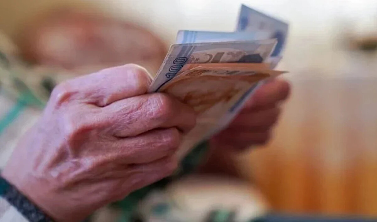 TES ile çift maaş fırsatı<br><br>Yeni sistem sayesinde çalışanlar, emekli olduktan sonra da maaş ödemelerine ek olarak ikinci bir emeklilik hakkı kazanacak. İşveren katkısı başlangıçta yüzde 0.5 olacak, zamanla bu oran yüzde 3’e yükseltilecek. Örnek vermek gerekirse, asgari ücretli bir çalışanın işveren katkısı aylık 130 TL civarında olacak. Devlet katkısı da mevcut BES sisteminde olduğu gibi devam edecek.