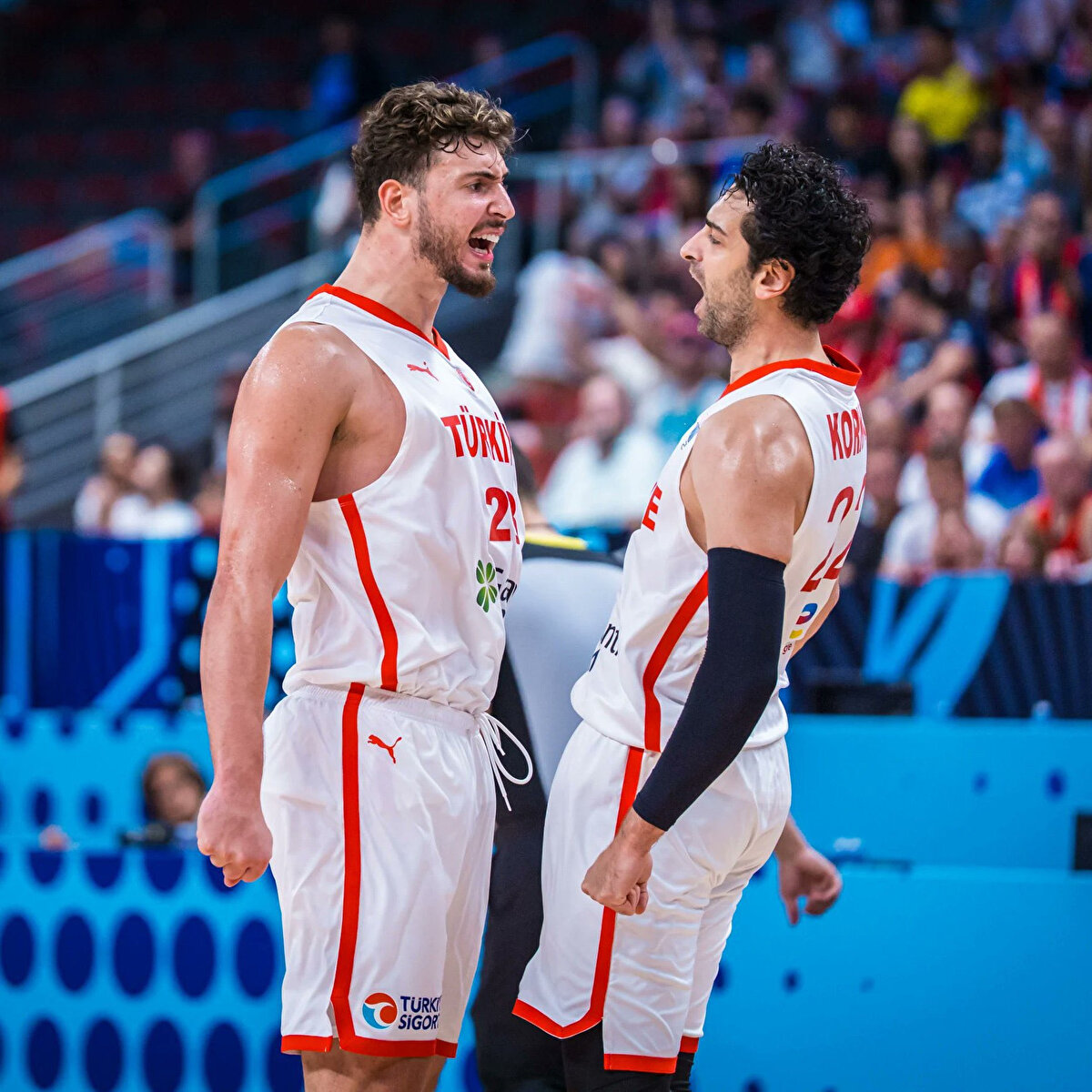 TÜRKİYE'NİN EUROBASKET YARI FİNAL RAKİBİ KİM?<br><br><br>24 Yıl sonra yarı finale yükselen Türkiye'nin rakibi, çeykek finalde Litvanya'yı 87-76 mağlup eden komşu ülke Yunanistan oldu.<br>İki komşu ülke adını finale yazdırmak için karşı karşıya gelecek? Peki EuroBasket yarı final maçı ne zaman? Türkiye-Yunanistan Basketbol maçı hangi kanalda saat kaçta?