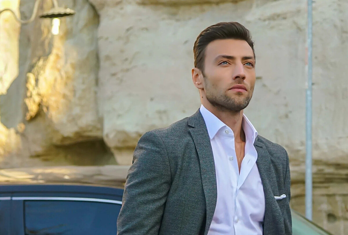 38 yaşında olan Ceyhun Mengiroğlu, 1.80 metre boyunda. Özel hayatını gözlerden uzak yaşamayı tercih eden oyuncu, evlilik ya da birlikteliğiyle ilgili kamuoyuna herhangi bir açıklama yapmadı.