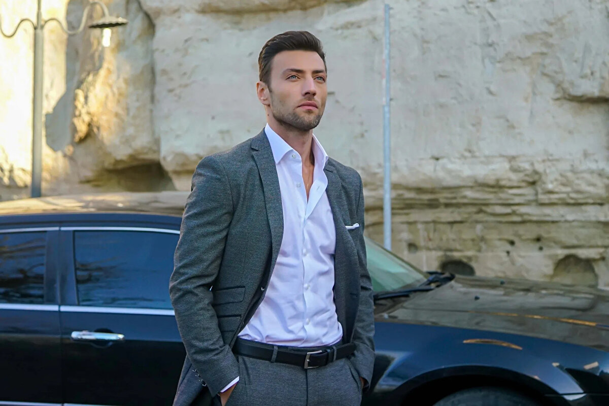 Tiyatro eğitimi alan Mengiroğlu, oyunculuk kariyerine profesyonel olarak adım attıktan kısa süre sonra başarılı performanslarıyla geniş bir hayran kitlesine ulaştı.