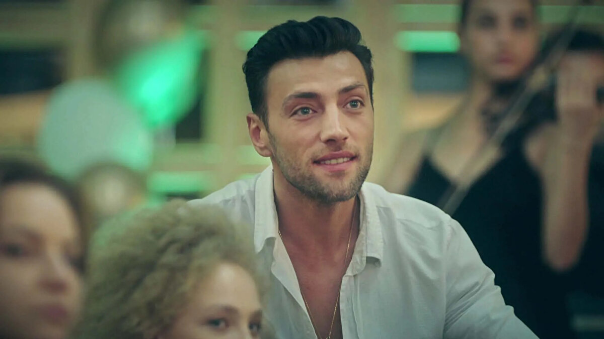 <br>Ceyhun Mengiroğlu, “Bir Aile Hikayesi” ve “Masumlar Apartmanı” gibi dizilerdeki performansıyla tanındı.