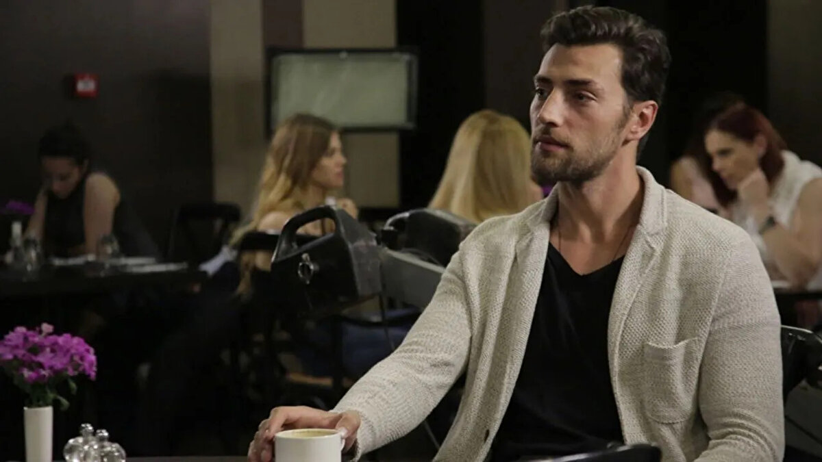 Ceyhun Mengiroğlu'nun Oynadığı Diziler<br>Yasak Elma / Ekin Önder / 2022<br><br>İkimizin Sırrı / Emir Karahun / 2021<br>Maria ile Mustafa / Görkem / 2020<br><br>Payitaht Abdulhamid / Mehmet Celaleddin / 2019<br><br>Rüya / Bulut Giray / 2017<br><br>Paramparça / Deniz,Ceyhun / 2016<br><br>Adı Mutluluk / Eren Yüksel /2015<br><br>