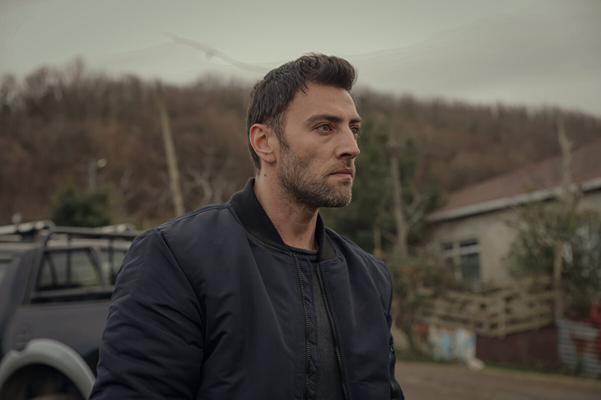 Ünlü oyuncu Ceyhun Mengiroğlu'nun yüklü miktarda borç aldıktan sonra eşiyle birlikte Bali'ye gittiği öne sürüldü.