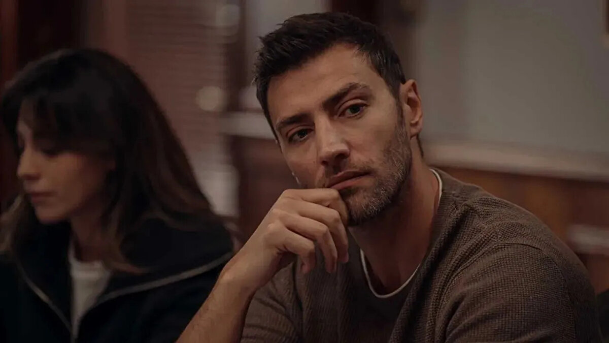 Sosyal medyayı aktif kullanan Mengiroğlu, yeni projeleri ve gündelik paylaşımlarıyla takipçileriyle etkileşimde bulunuyor.