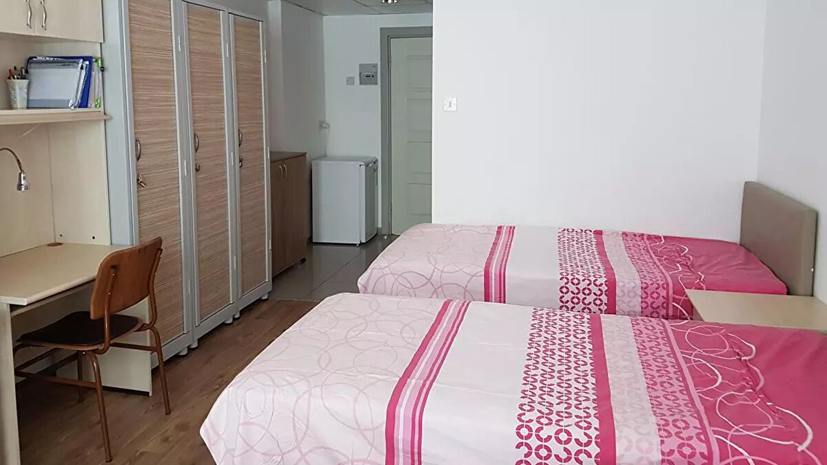 KYK YURT TAKVİMİ<br><br>Önceki yıllardaki uygulamalara bakıldığında, başvuruların ardından sonuçlar ortalama 2-3 hafta içinde açıklanıyor. 2025’te de benzer bir takvim izlenmesi öngörülüyor. Buna göre ekim ayı itibarıyla öğrencilerin yurtlara yerleşmesi ve barınma sürecinin tamamlanması planlanıyor.