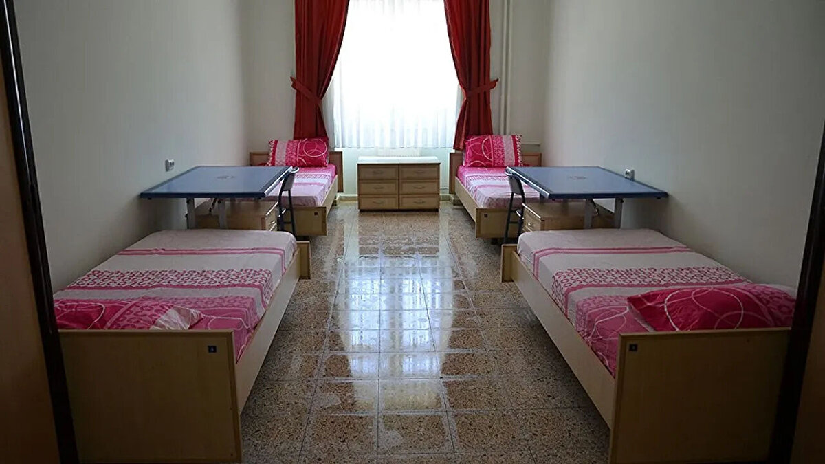 KESİN KAYIT VE YEDEK YERLEŞTİRME<br><br>Sonuçların duyurulmasının ardından kesin kayıt işlemleri başlayacak. Belirlenen tarihlerde kayıt yaptırmayan öğrencilerin hakları yanacak ve boş kalan kontenjanlara yedek öğrenciler yerleştirilecek. Yedek yerleştirme işlemleri yıl boyunca devam edecek ve süreç GSB tarafından duyurulacak.