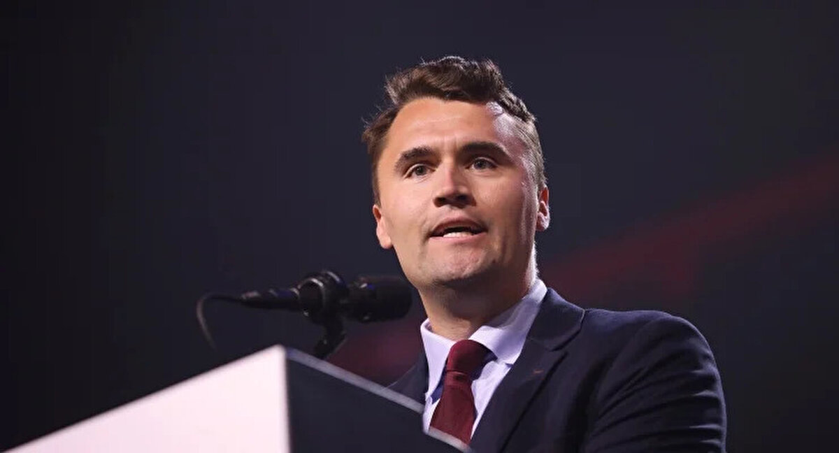 ABD’nin Utah eyaletinde düzenlenen bir etkinlikte silahlı saldırıya uğrayan Başkan Donald Trump’ın destekçisi Charlie Kirk, Utah Valley Üniversitesi’nde kürsüde konuşma yaptığı sırada nereden geldiği belli olmayan bir kurşunla boynuna yakın bir bölgesinden vuruldu. Olayın ardından “Charlie Kirk kimdir, öldü mü, Charlie Kirk’e neden suikast yapıldı?” soruları yoğun şekilde aratılmaya başlandı.