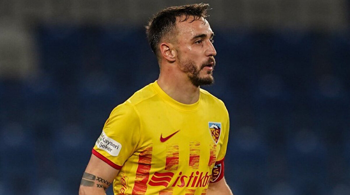 GÖKHAN SAZDAĞI KAYSERİSPOR'A VEDA ETTİ<br><br>30 yaşındaki Gökhan Sazdağı, Kayserispor'a veda ettiğini açıkladı: "Güzel anılar biriktirdiğim, iyi dostluklar edindiğim Kayseri’ den benim için ayrılık vakti. Bana değer katan ve gelişimimde en büyük pay sahibi olan bu kulüp, ben ve ailem için her zaman çok önemli olacak. Kaptanlığını onurla taşıdığım, formasını gururla giydiğim kulübümden 5. senemde ayrılıyorum.<br><br>Birlikte iyi ve kötü günlerimiz oldu. Ama her defasında bu şehir kenetlendi ve sonunda hedefine yürüdü. Şartlar ne olursa olsun bu kulübe iyi hizmetler verebilmek tek amacımdı. Yıllar boyu beraber omuz omuza mücadele ettiğim takım arkadaşlarıma, her şartta bizi destekleyen taraftarlarımıza, kulüp çalışanlarımıza, eski başkanlarımıza, hocalarımıza, yöneticilerimize, başkanımız Nurettin Açıkalın’ a ve daha nice emek verenlere çok teşekkür ediyorum.