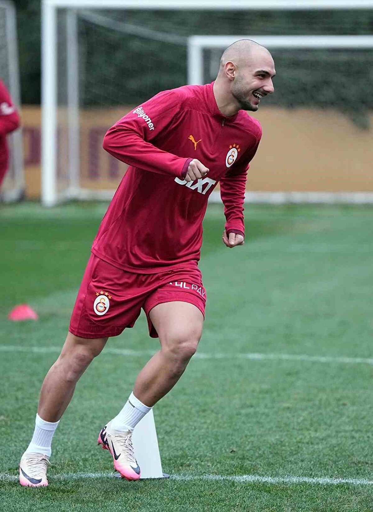Haberde, Göztepe'nin oyuncunun maaşını karşılamaya hazır olduğu belirtildi. Galatasaray, gelecek olan teklife sıcak bakıyor. Süper Lig'de transfer sezonu 12 Eylül tarihinde sona erecek. 