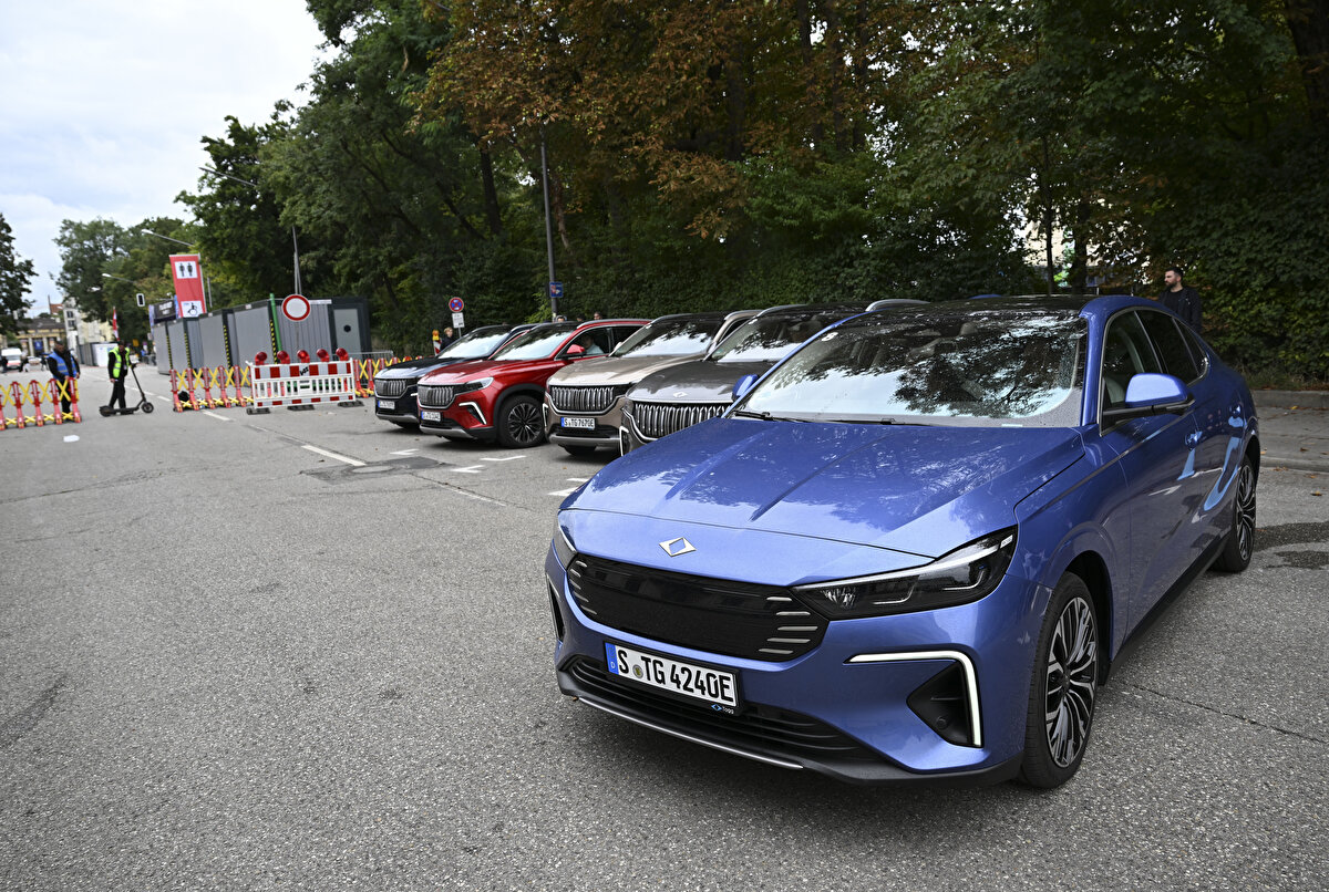 TOGG T8X SSS<br><br>Togg T8X ne zaman çıkacak?<br><br>Planlanan tarihten yaklaşık 2 yıl önce yollarda olacak.<br><br>Togg T8X fiyatı ne kadar olacak?<br><br>Henüz açıklanmadı ancak T10X’ten daha ucuz olması bekleniyor.<br><br>Togg T8X Avrupa’da satılacak mı?<br><br>Evet, Almanya’nın ardından Fransa ve İtalya’da satışa çıkacak.<br><br>Togg bayilik sistemi nasıl olacak?<br><br>İlk etapta 5-6 noktada acente bayiliği başlayacak, sonrasında yaygınlaştırılacak.