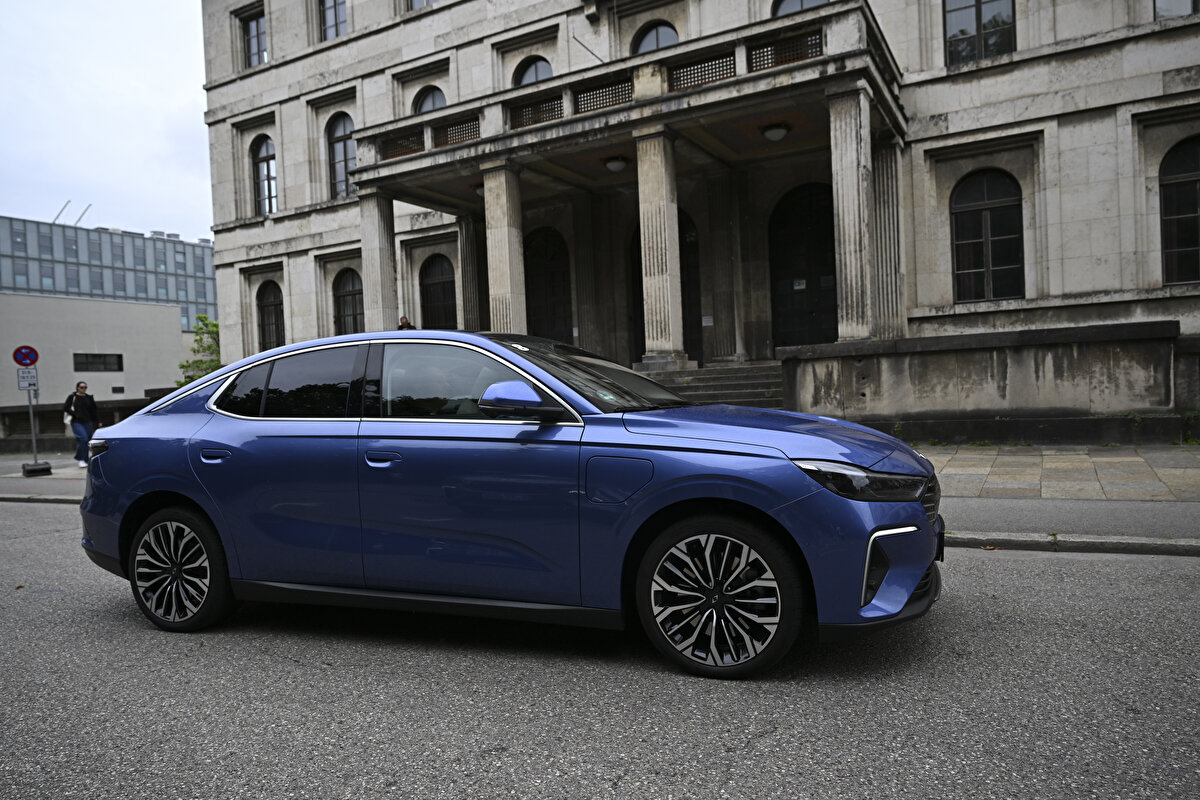 TOGG BAYİLİK SİSTEMİ NASIL İŞLEYECEK?<br><br>Gürcan Karakaş, Togg’un yalnızca satış rakamlarına değil, potansiyel müşteri davranışlarına da odaklandıklarını açıkladı. Bu kapsamda, önümüzdeki 3-5 ay içinde 5-6 noktada acente bayiliği ile satışlara başlanacak.<br><br>Elde edilen deneyimlere göre bu sistem yaygınlaştırılarak hem Türkiye’nin farklı şehirlerine hem de Avrupa pazarına açılacak. Karakaş, hibrit satış modelinin birbirini destekleyeceğini vurgularken, hem online satış kanalları hem de fiziksel bayiler üzerinden Togg araçlarının kullanıcılarla buluşacağını belirtti.