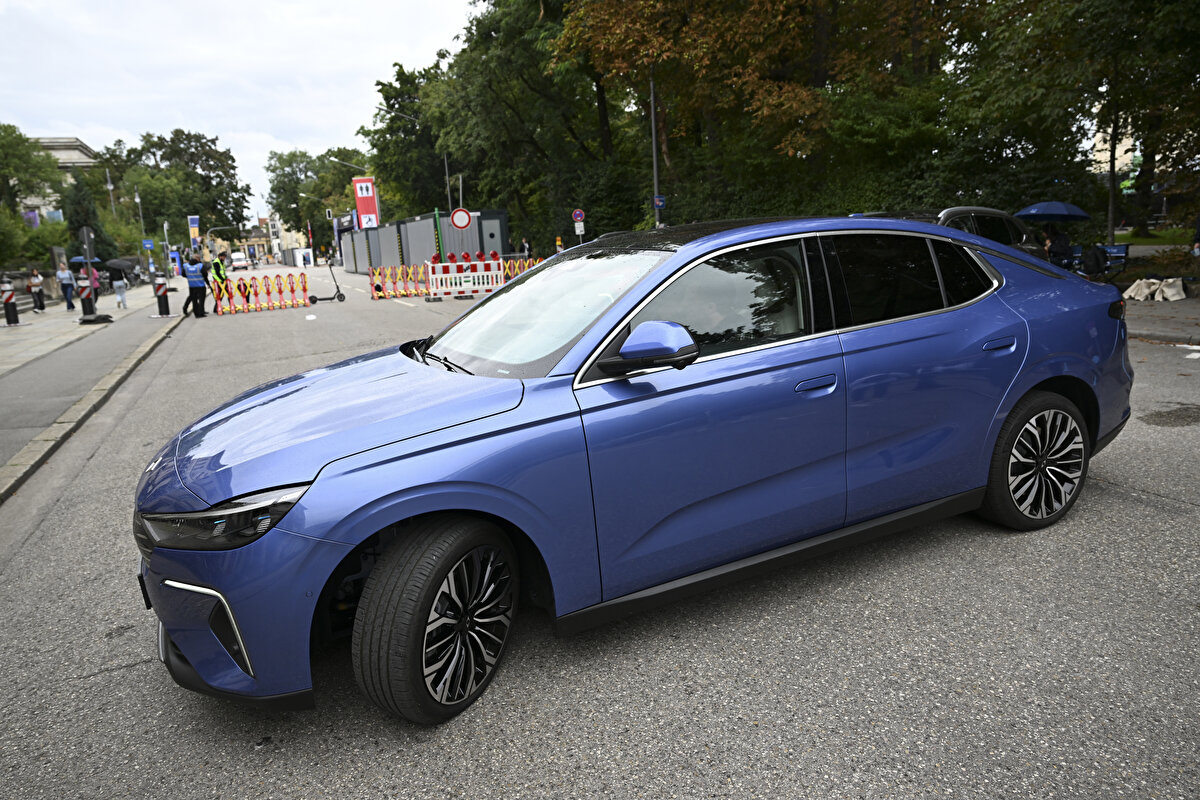 TOGG AVRUPA PAZARINDA<br><br>Togg, yalnızca Türkiye pazarına değil, Avrupa pazarına da hızlı bir giriş yapmayı hedefliyor. İlk olarak Almanya’da satışa çıkan Togg modelleri, kısa süre içerisinde Fransa ve İtalya’da da yollara çıkacak. Bu genişleme stratejisinde Togg T8X’in de önemli bir rol üstlenmesi bekleniyor.<br><br>Karakaş, Avrupa’ya açılımda da Türkiye’deki hibrit bayi–acente modelini kullanacaklarını belirtti. Böylece hem doğrudan satış noktaları hem de acenteler üzerinden kullanıcılarla buluşulacak.