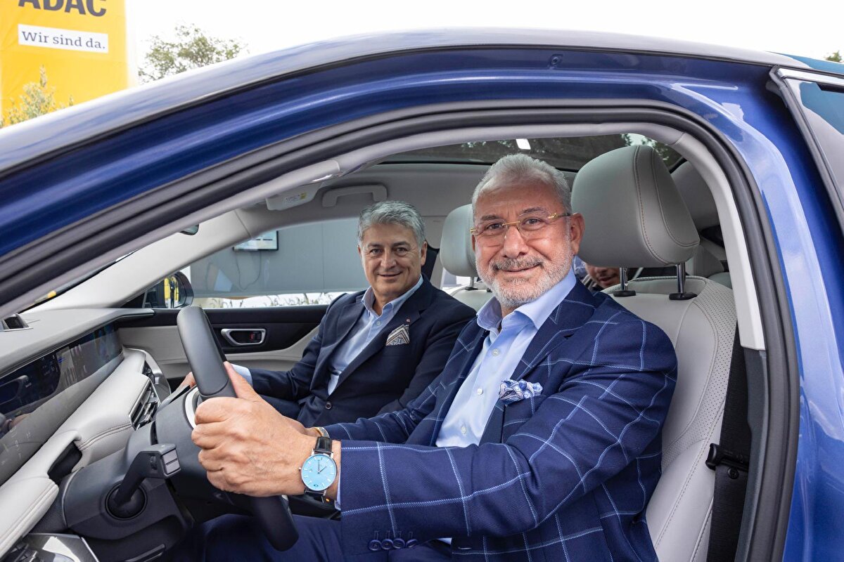 Togg T8X hakkında ilk bilgiler gelmeye başladı. Türkiye’nin yerli ve milli otomobili Togg, T10X’in ardından yeni modeli T8X için hazırlıklara şimdiden başladı. Togg CEO’su Gürcan Karakaş, yeni modelin çıkış tarihine dair önemli açıklamalarda bulunurken, fiyat ve satış stratejisine ilişkin de dikkat çekici detaylar verdi. Peki, Togg T8X ne zaman çıkacak, Togg T10X’ten daha ucuz mu olacak? Avrupa satışları ne zaman başlayacak, Togg bayilik sistemi nasıl işleyecek? İşte Togg T8X ile ilgili tüm merak edilenler…