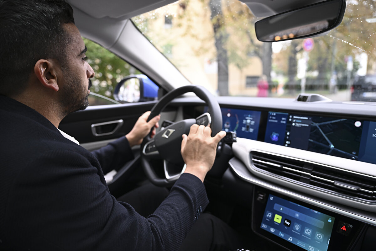 TOGG T8X, T10X'TEN UCUZ OLACAK<br><br>En çok merak edilen konulardan biri de Togg T8X’in fiyatı. Yeni modelin, Togg’un ilk modeli olan T10X’in bir alt segmenti olması bekleniyor. Gürcan Karakaş, T8X’in T10X’in “bir küçüğü” olacağını vurguladı. Bu durum, Togg T8X’in fiyatının T10X’ten daha uygun olacağı şeklinde yorumlanıyor.<br><br>Henüz resmi bir fiyat açıklaması yapılmasa da Togg’un, daha geniş bir kullanıcı kitlesine ulaşmak için Togg T8X’i daha erişilebilir bir fiyatla piyasaya sunması bekleniyor.