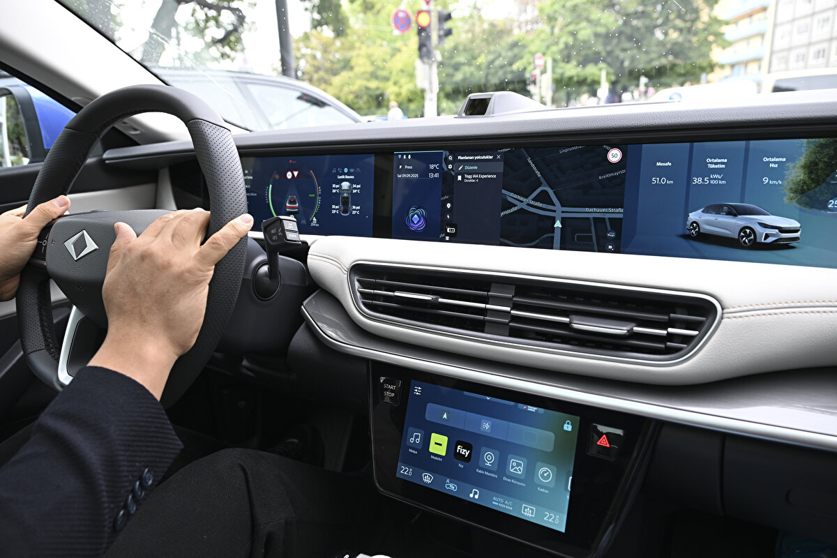 TOGG T8X NE ZAMAN ÇIKACAK?<br><br>Togg CEO’su Gürcan Karakaş, markanın üçüncü modeli olacak Togg T8X için şimdiden çalışmalara başladıklarını açıkladı. Normal şartlarda yeni bir modelin piyasaya çıkış süresinin yaklaşık 2,5 yıl olduğunu belirten Karakaş, bu süreci kısaltmayı hedeflediklerini söyledi.<br><br>Karakaş’ın ifadesine göre, Togg T8X planlanandan yaklaşık 2 yıl önce kullanıcılarla buluşabilir. Bu da Togg’un üretim ve geliştirme süreçlerinde hız kazandığının bir göstergesi olarak değerlendiriliyor.