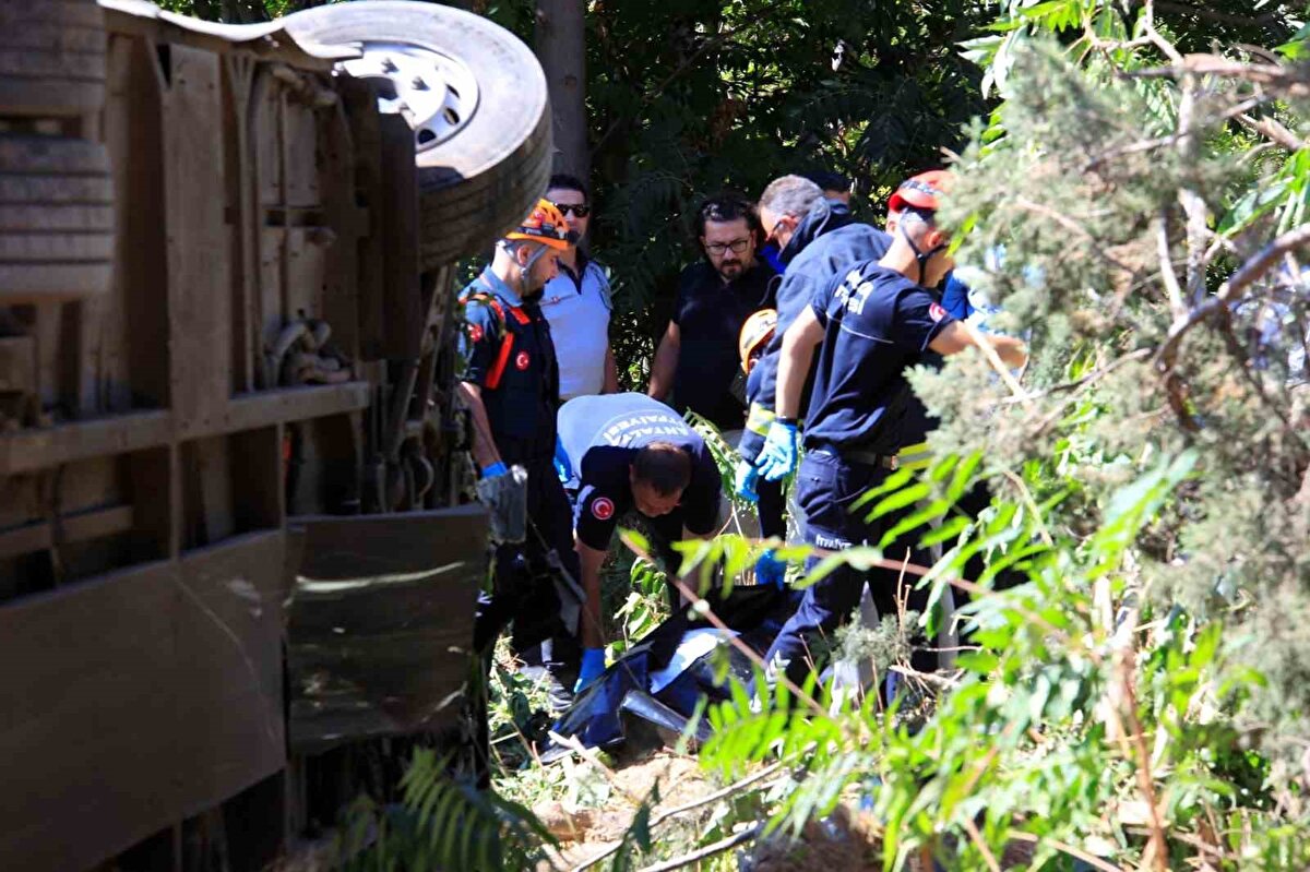 Araçta sıkışan otobüs sürücüsü Sait Avcı’nın yapılan kontrollerde hayatını kaybettiği belirlendi. Avcı’nın cenazesi yapılan incelemenin ardından kesin ölüm nedeninin belirlenmesi için Antalya Adli Tıp Kurumu morguna kaldırılırken, hafif yaralı Dumancı tedbir amaçlı hastaneye kaldırıldı. Kazayla ilgili inceleme başlatıldı.