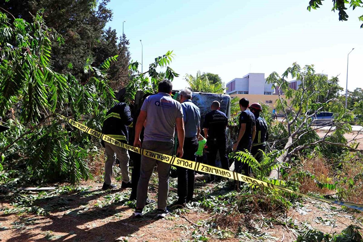 Kazayı görenlerin haber vermesi üzerine olay yerine gelen diğer otobüs sürücüleri araçta yolcu olarak bulunan Dumancı’yı araçtan çıkartırken durumu 112 Acil Çağrı Merkezi’ne bildirdi. İhbarla olay yerine Antalya Büyükşehir Belediyesi İtfaiye daire Başkanlığı’na bağlı kurtarma ekibinin yanı sıra polis ve sağlık ekipleri sevk edildi. 