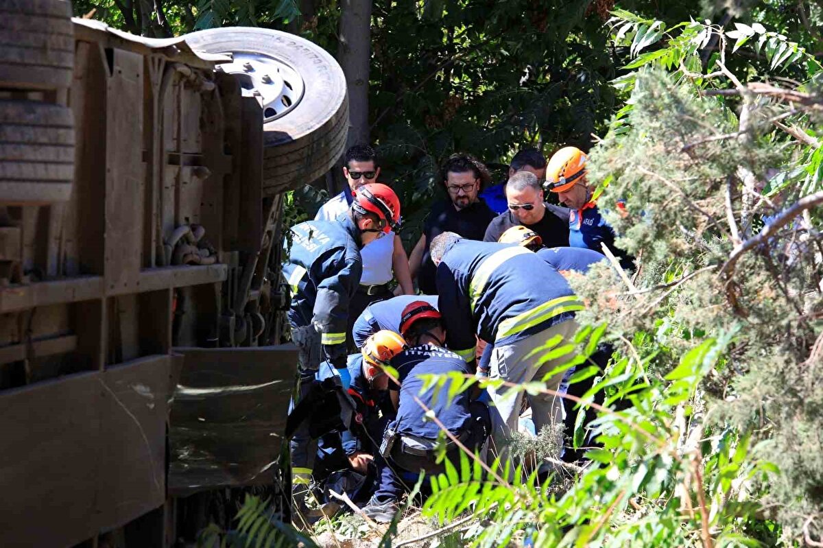 Yolcunun müdahalesi yetersiz kaldı<br>Durumu fark eden yolculardan üniversitede temizlik görevlisi Beycan Dumancı, otobüsü kontrol etmek için direksiyona hamle yapsa da başarılı olmadı. Yol kenarındaki çöp konteynerlerine çarparak yaklaşık 400 metre ilerleyen araç toprak birikintisine çarparak devrildi. 