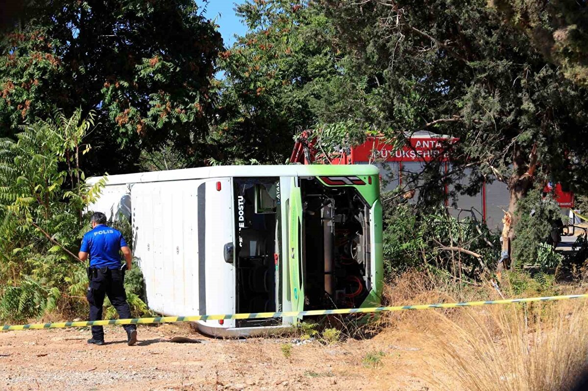 Edinilen bilgiye göre, üniversite içerisinde ring seferi yapan Sait Avcı’nın (45) kullandığı Antalya Büyükşehir Belediyesi’ne ait elektrikli otobüs, sefer saati gelince depoma alanından hareket etti.