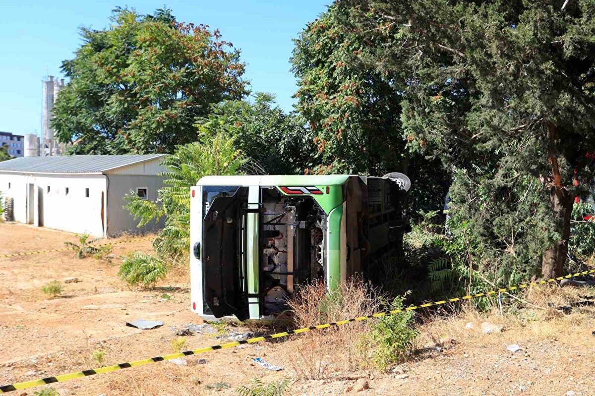 Otobüs, İletişim Fakültesi yakınına geldiğinde iddiaya göre sürücüsünün rahatsızlanması sonucu güzergah dışına çıkarak ilerlemeye başladı.