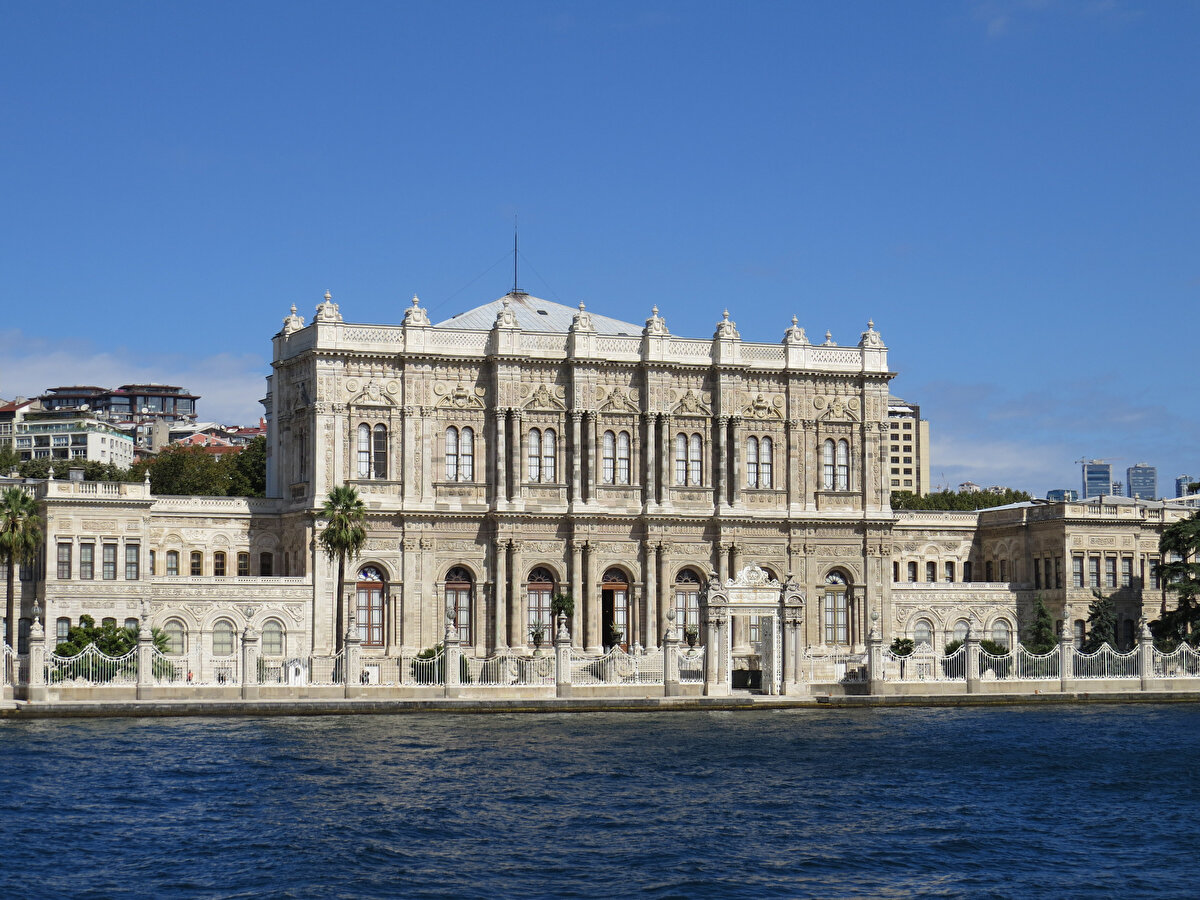 MİLLİ SARAYLAR İDARESİ BAŞVURU ŞARTLARI<br><br><br>Devlet Memurları Kanunu'nun ilgili maddesinde belirtilen genel memuriyet şartlarını taşımak.<br><br>18 yaşını tamamlamış olmak.<br><br>Yapılacak olan güvenlik soruşturması ve arşiv araştırması sonucunun olumlu olması.<br><br>Herhangi bir sosyal güvenlik kurumundan emeklilik, yaşlılık veya malullük aylığı almamak (dul ve yetim aylığı alanlar bu şarttan muaftır).