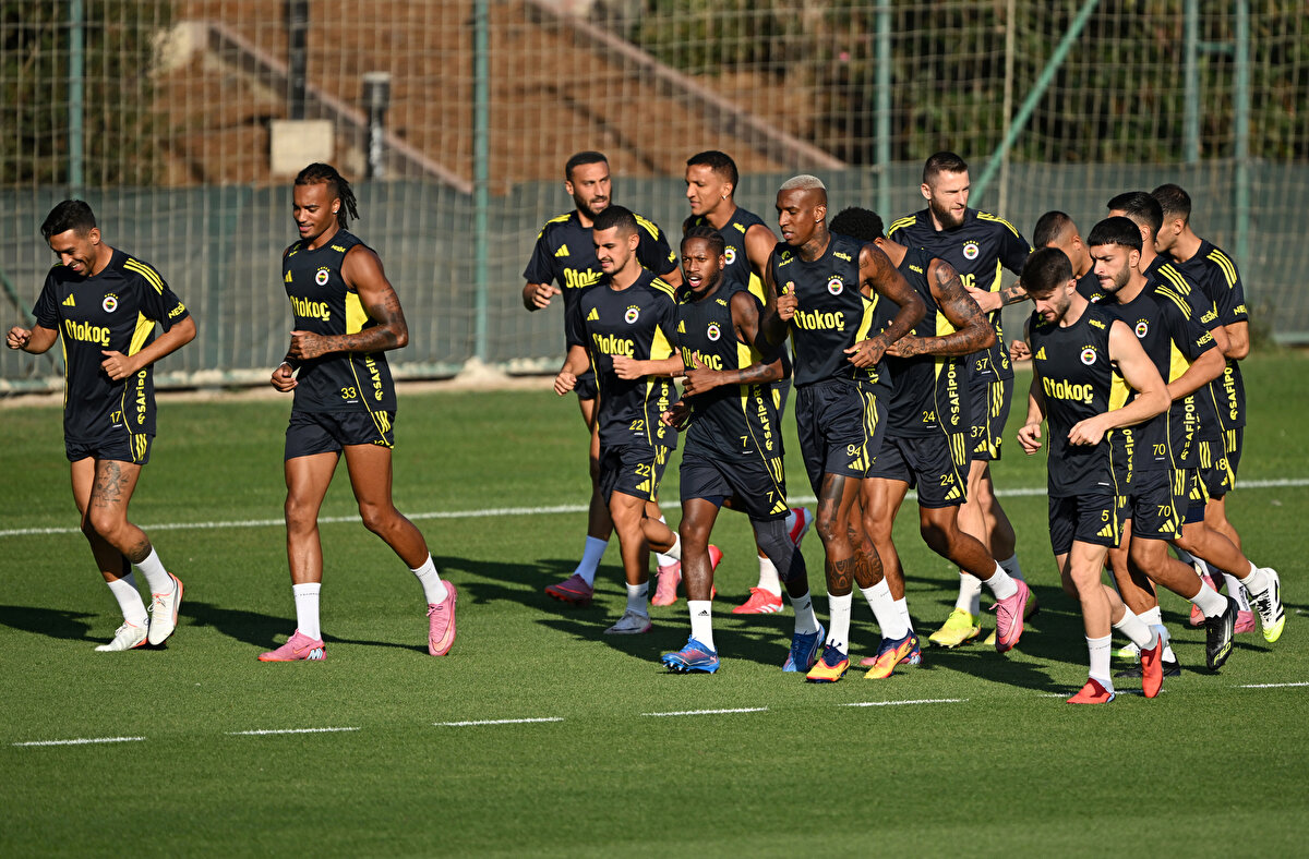 TEDESCO İDMANA ÇIKTI<br><br>Sarı-lacivertli takımın yeni teknik direktörü Domenico Tedesco, dün takımın başında ilk idmanına çıktı. Alman teknik adam verilen raporlar doğrultusunda kararlar almaya başladı.