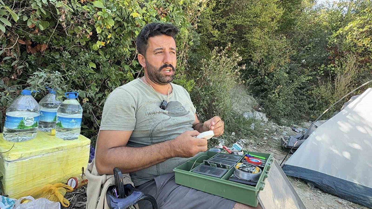 "Tedirgin olunacak bir durum yok"<br><br>Bölgede yaşayan ve yaklaşık 23 yıldır Terkos Gölü’ne geldiğini belirten Mustafa Taşdelen ise durumun olağan olduğunu ifade ederek, "Sudaki yeşil renk yaz aylarında çoğunlukla meydana geliyor, köpürme de normal. Buranın halkı da zaten bu suyun nasıl köpürdüğünü biliyor. Herhangi bir atık yok. Atık şüphesi varsa, gölün ortasındaki teknelerden kaynaklanmış olabilir. Onların da net kanaatini kimse getiremez. Ben buraya yıllardır gelirim, bu yeşillik yaz aylarında her zaman olur, kış aylarında çıkmaz. Dalga başladığında zaten ortadan kaybolur. Tedirgin olunacak bir durum yok" dedi.