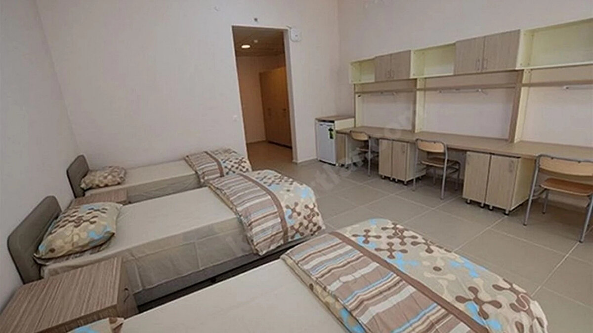 <br>KYK YURT ÜCRETİ 2025 NE KADAR, BELLİ OLDU MU?<br><br>Yurt başvurularının başlamasıyla birlikte ücret tarifesi de açıklandı. Bu yıl yüzde 40 artış gösteren oda fiyatları, 6 farklı oda tipine göre 750 TL ile 1250 TL arasında değişiyor.<br><br>ODA FİYATLARI<br>750 -1250 TL Eski ve yeni fiyat<br>1. TİP: 517.50 -750<br>2. TİP: 607.50 -850<br>3. TİP: 607.50 -850<br>4. TİP:720 - 1050<br>5. TİP: 765 -1150<br>6. TİP: 855 -1250