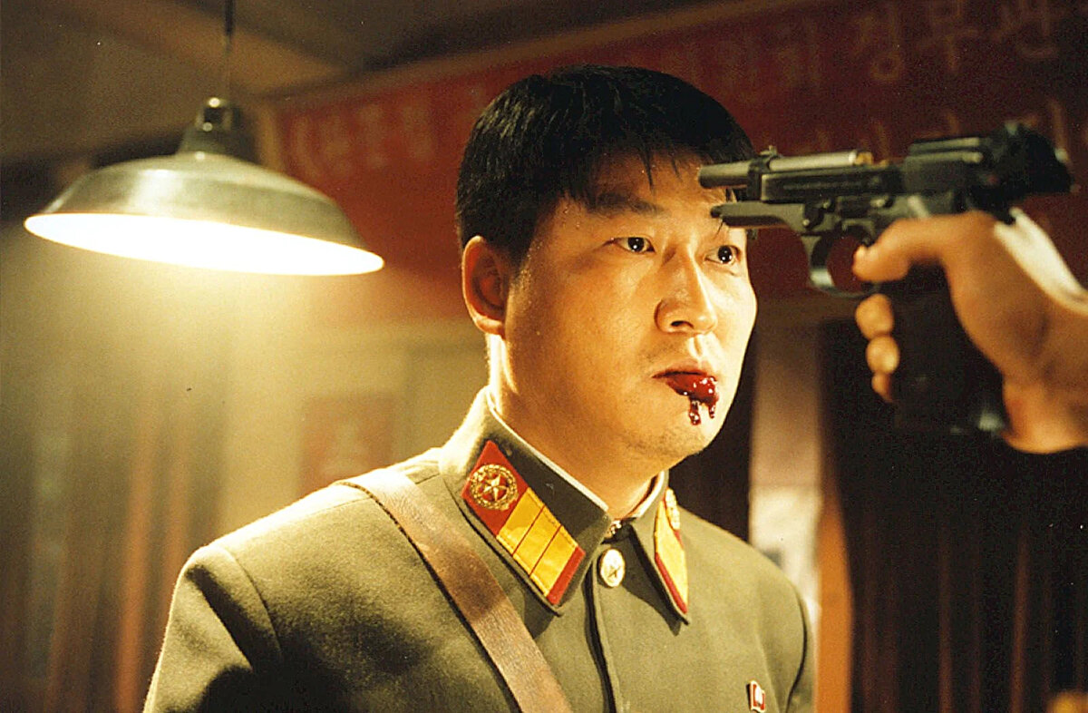 Orijinal İsmi: Gongdong Gyeongbi Guyeok<br>Süre: 108 dakika<br>Tür: Savaş, Dram, Gerilim, Gizem, Aksiyon<br>Oyuncular: Ki Joo-bong, Lee Byung-hun, Shin Ha-kyun, Lee Yeong-ae, Kim Myoeng-su, Jin Tae-hyun<br>Yönetmen: Park Chan-wook<br>Senarist: Kim Hyeon-seok, Seong-san Jeong, Lee Mu-yeong, Park Chan-wook<br>Yapım: 2000 - Güney Kore